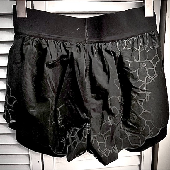 Lululemon Rare Black Forest Shorts w/Bike Shorts Built-In/New/Sz 6/Ltd Edition - Picture 6 of 13